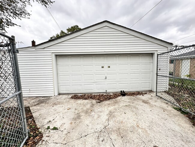 Building Photo - 1581 Kenilworth Dr