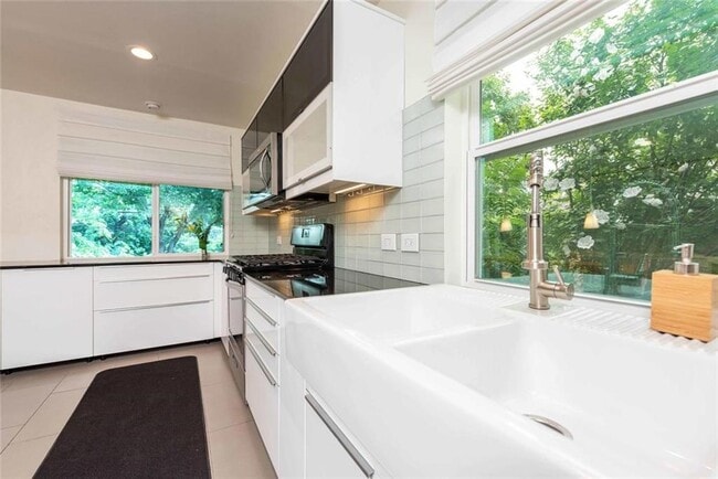 Building Photo - 3302 Catalina Dr