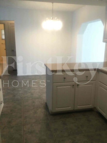 Building Photo - 305 NE Floresta Dr