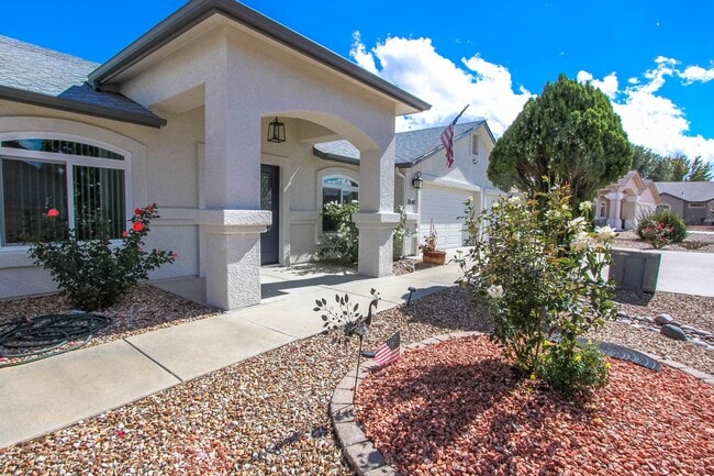 Building Photo - 3 Bedroom Home in Viewpoint East  Applicat...