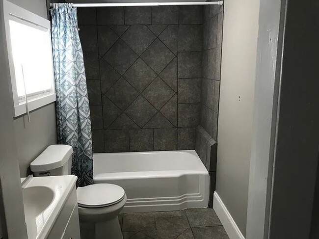 Building Photo - 18 Courtney St