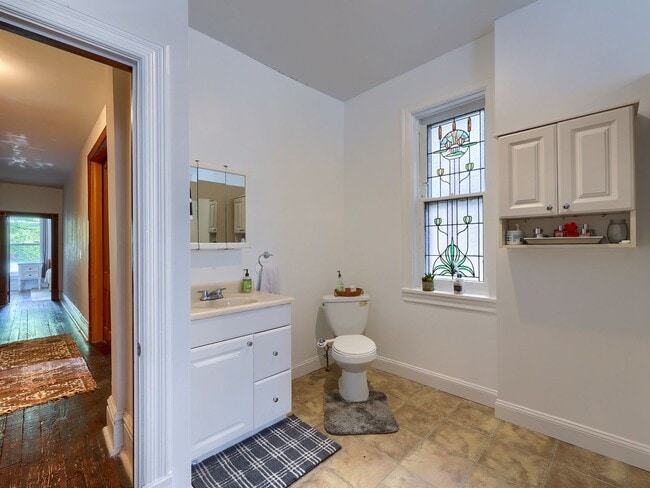 Building Photo - Large Updated 4 BR Home!