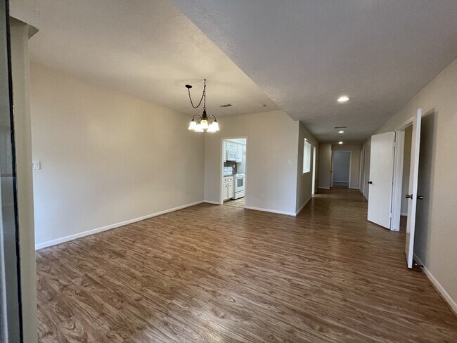 Building Photo - Live in the city of Panorama Village & enjoy all it has to offer: 27-hole golf course, 3 city par...