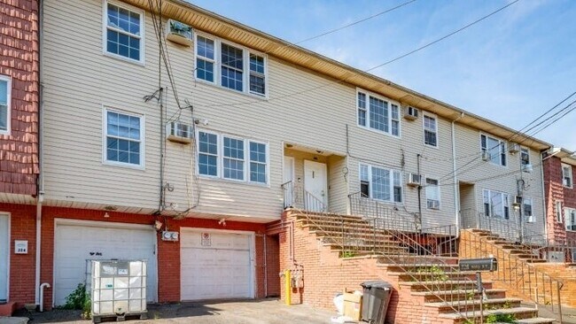 Building Photo - 326 Bond St