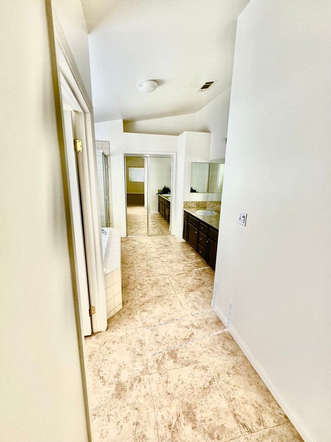 Building Photo - Make yourself at home in this delightful B...
