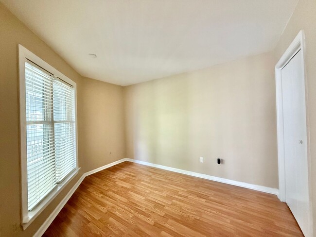Building Photo - Newly Remodeled 2BD, 1.5BA Raleigh Condo in Prime Location with HOA Amenities