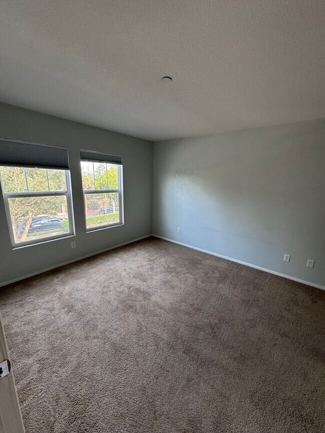 Building Photo - Beautiful 2 Bedroom, 2 Bathroom Oxnard Con...