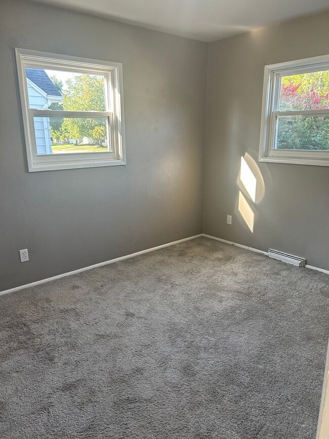 Building Photo - Cute 3 Bedroom, 1.5 Bath, with basement lo...