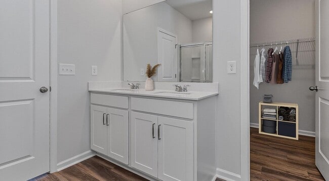 Building Photo - 4231 Sylvan Lp