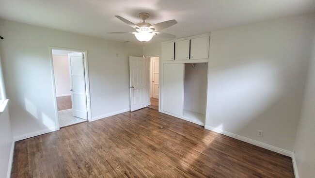 Building Photo - 3 Bed 2 Bath House Available Now!