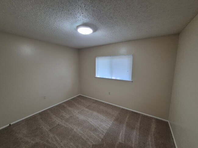 Building Photo - 120 Friendswood Path