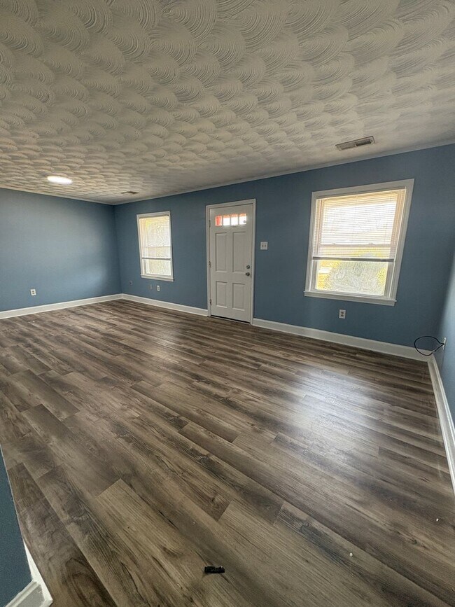 Building Photo - 1303 Collett Ln