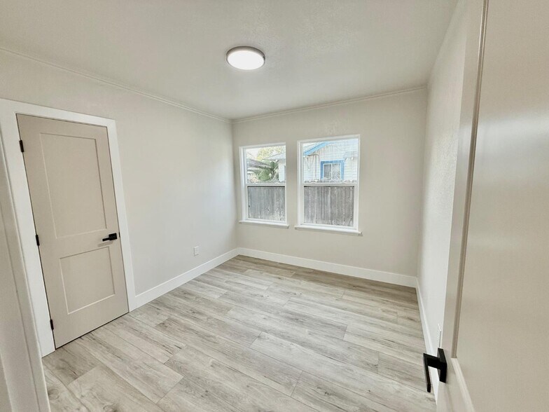 Building Photo - 1271 N Roosevelt Ave