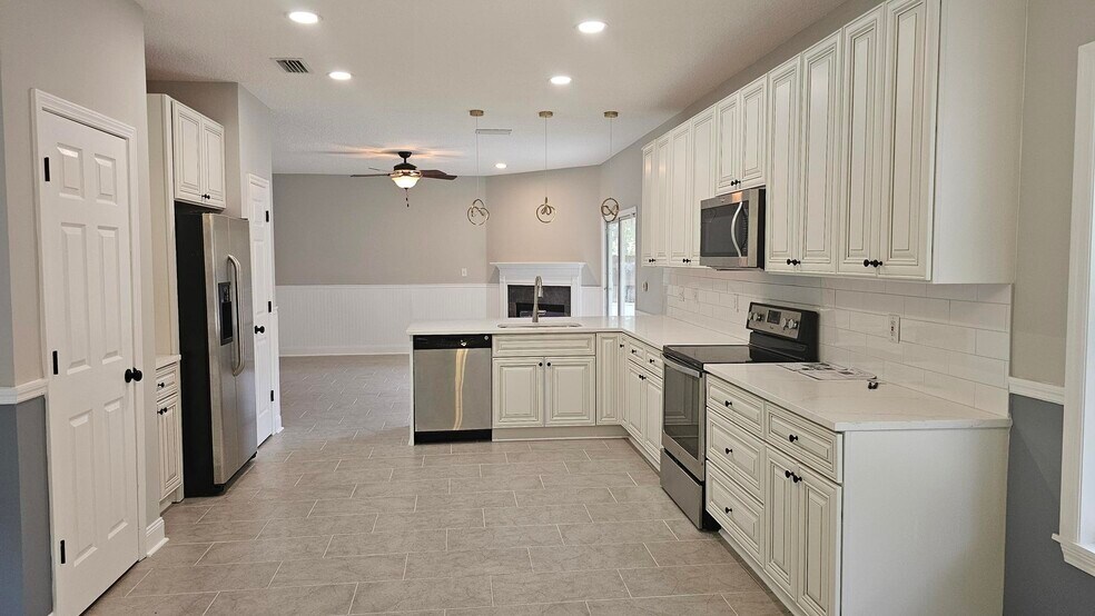 Building Photo - 13983 Summer Breeze Dr