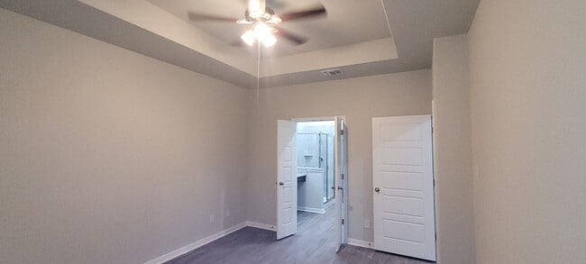 Building Photo - Gorgeous 3/2.5 on cul-de-sac in Cibolo with primary bedroom downstairs.