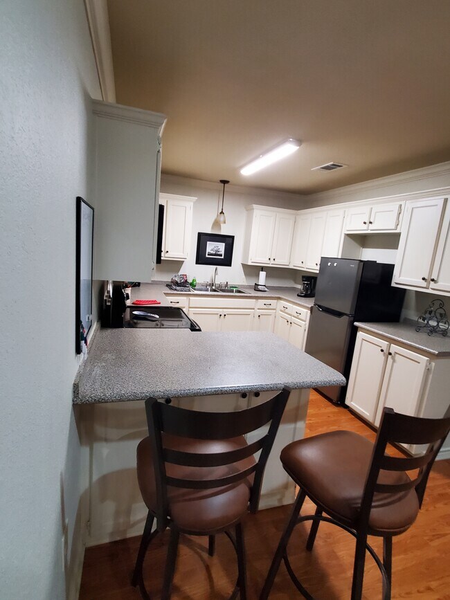 Kitchen & Breakfast Counter - 1737 E California St