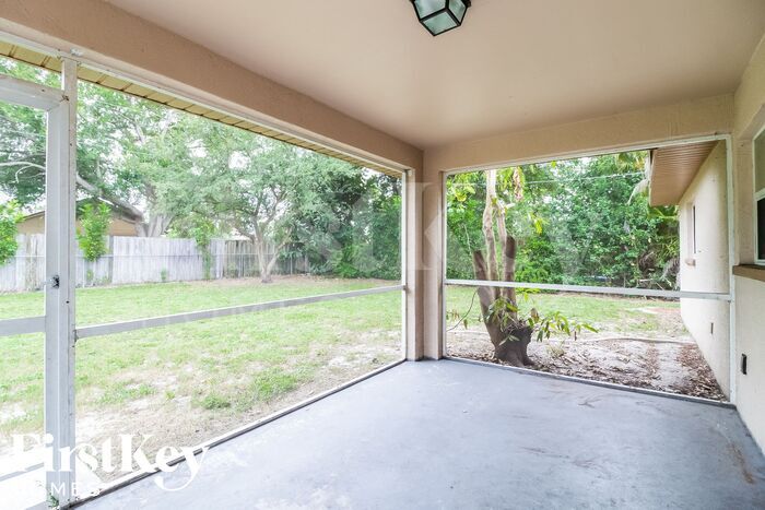 Building Photo - 242 SW 34th Terrace