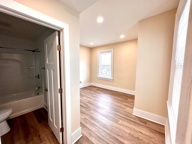 Building Photo - 933 - 320/322 Boggs Avenue