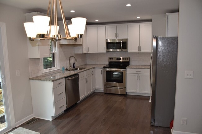 Building Photo - 553 Doral Country Dr