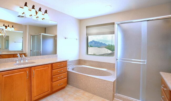 Building Photo - 4 Bedroom, 2.5 Bathroom in Oro Valley