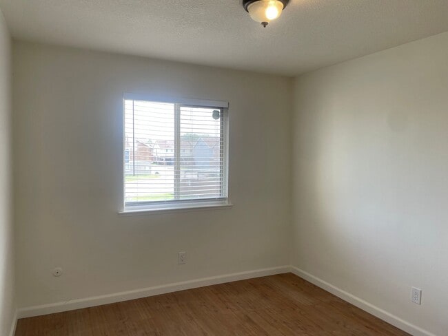 Building Photo - 3 Bedroom, 1.5 Bath Home in Parkway Neighborhood