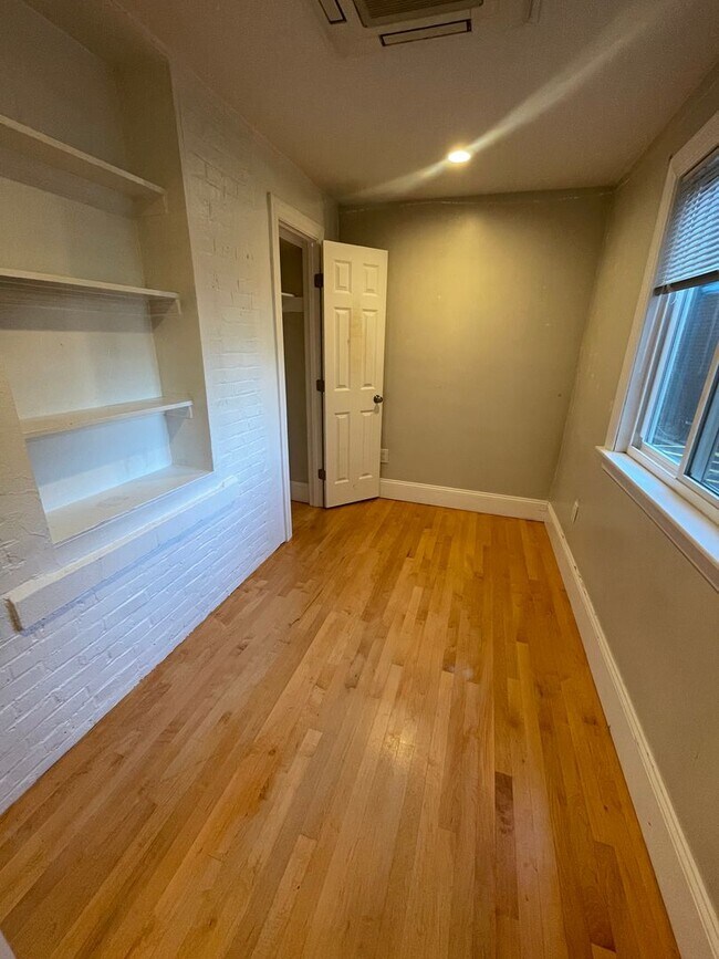 Building Photo - Avl NOW - No Fee! Renovated 1.5BR in Allst...