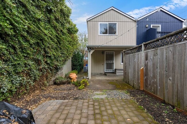 Building Photo - 923 SE 34th Ave