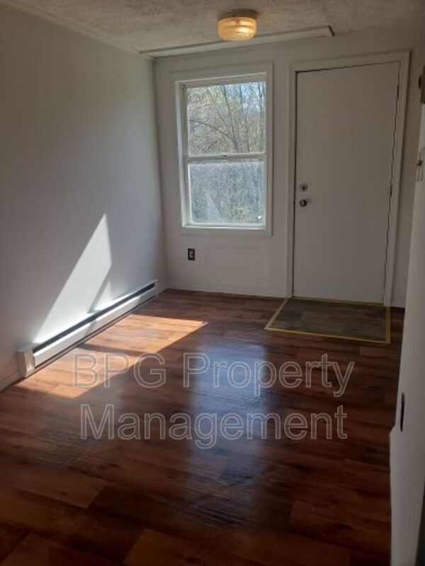 Building Photo - 123 Circle Dr