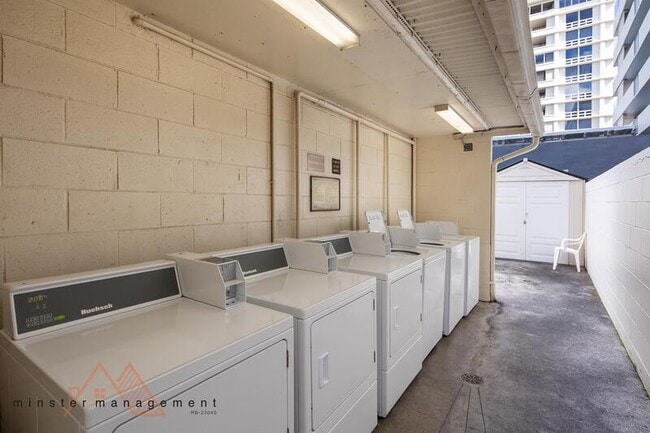 Building Photo - 1535 Punahou St