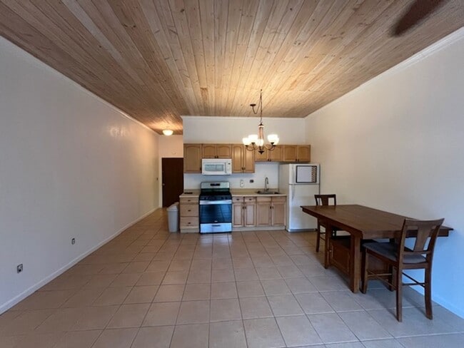 Building Photo - Orchid Manor Studio - Lease Pending