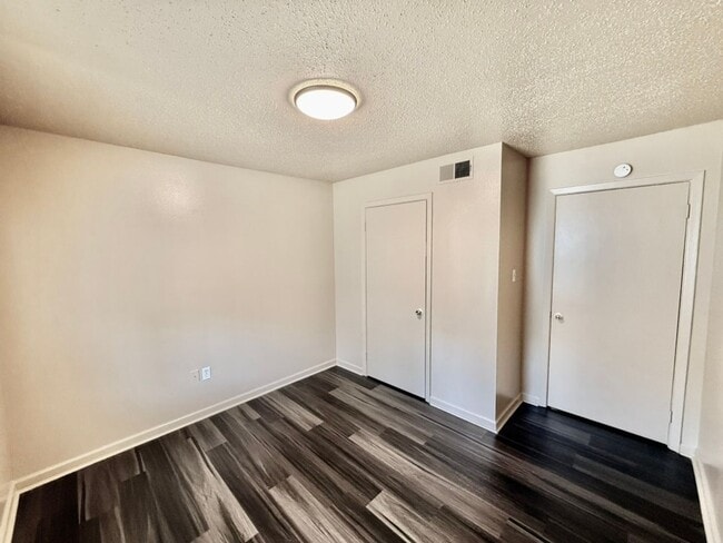 Building Photo - Three Bedroom Apartment with Spacious Dining and Living Area