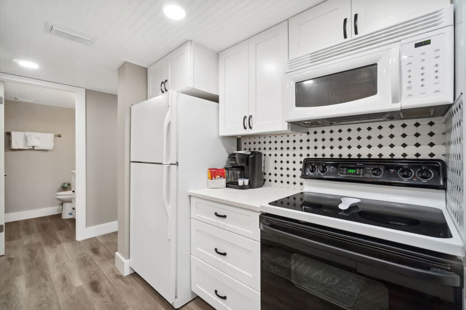 Building Photo - 8815 Thomas Dr