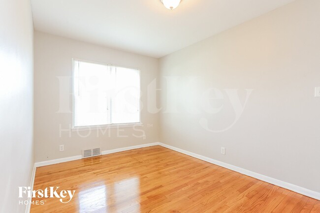 Building Photo - 251 E 25th St