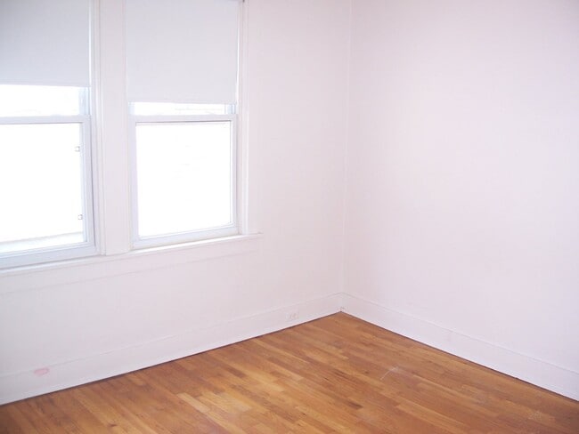 Building Photo - Fantastic and Bright Second Floor Duplex!