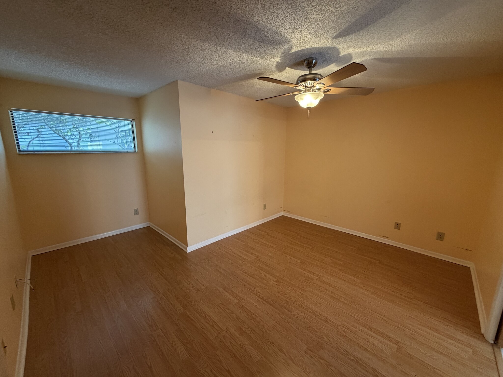 Building Photo - 3 Bed/2 Bath