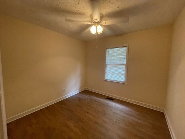 Building Photo - PRE-LEASING FOR JULY 22ND 2026!