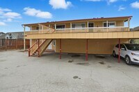 Building Photo - Spacious Upstairs Unit!