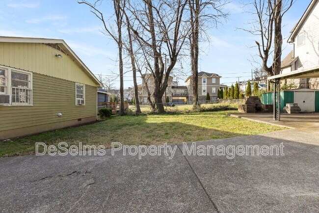 Building Photo - 922 Wedgewood Ave