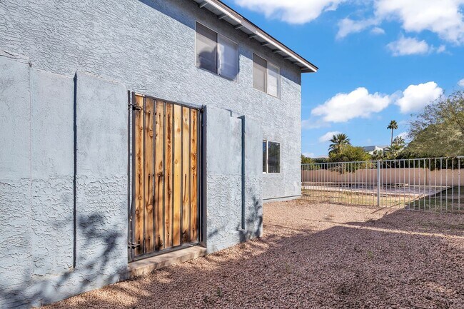 Building Photo - 45 N Phyllis