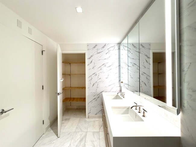 Building Photo - 75 Park Ln S