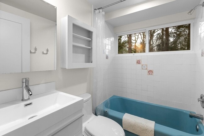 Building Photo - 4 bedroom 3 bath Mercer Island