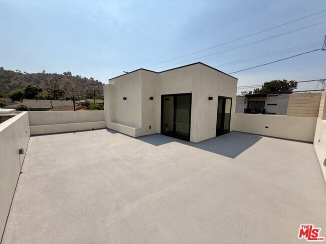 Building Photo - 2427 Shoredale Ave