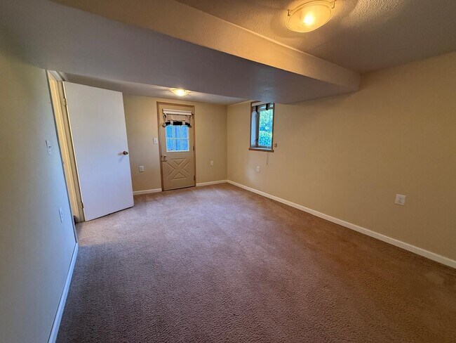 Building Photo - 2466 Montavista Pl W