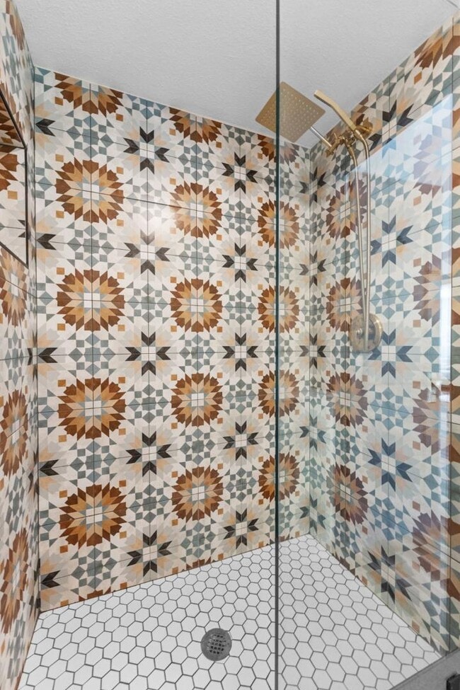 Building Photo - 2536 Burlington Ave N