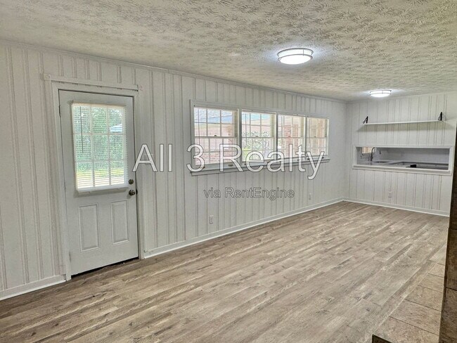 Building Photo - 2557 Woodley Rd