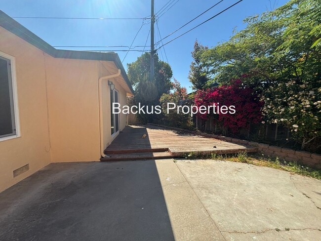 Building Photo - 209 La Mesa Dr