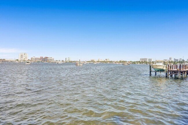 Building Photo - 911 N North Lake Dr