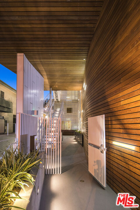 Building Photo - 935 N San Vicente Blvd