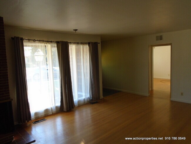 Building Photo - Central Roseville, Single Story Large Yard...