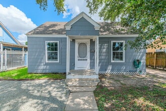 Building Photo - Charming Front Unit